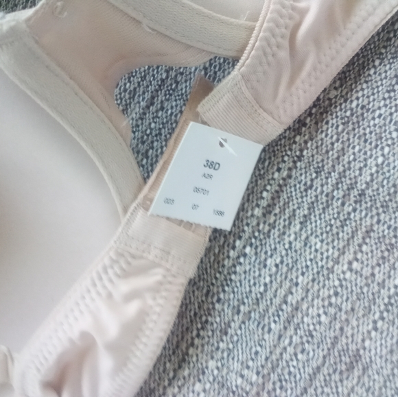 Bras - Picture 3 of 4